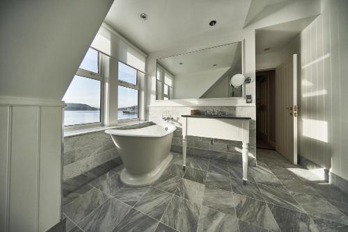 奥本奥本湾酒店 的一间带卫生间、水槽和镜子的浴室