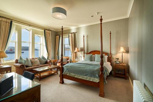 奥本奥本湾酒店 的一间卧室配有一张床,客厅配有沙发