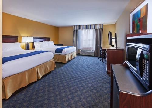 科珀斯克里斯蒂Holiday Inn Express & Suites, Corpus Christi NW, Calallen, an IHG Hotel的酒店客房设有两张床和一台平面电视。