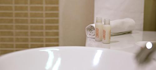 波利科罗赫拉克里亚酒店的浴室设有白色水槽和镜子