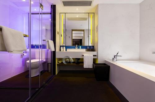 深圳深圳东门智选假日酒店的带浴缸、卫生间和盥洗盆的浴室