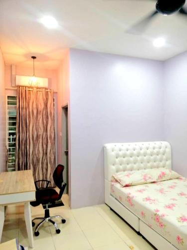 斯里曼绒Homestay Manjung with ASTRO & WIFI的一间卧室配有一张床、一张桌子和一把椅子