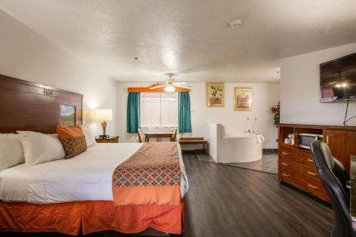 阿尔伯克基Sandia Peak Inn at Old Town Albuquerque的一间酒店客房 - 带一张床和一间浴室