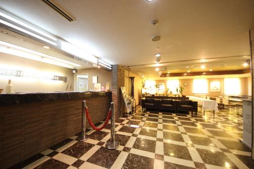 岐阜New Gifu Hotel Plaza的一个带方格的大堂和一间餐厅