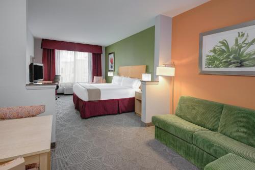 Clute克鲁特杰克逊湖智选假日酒店的酒店客房,配有床和沙发