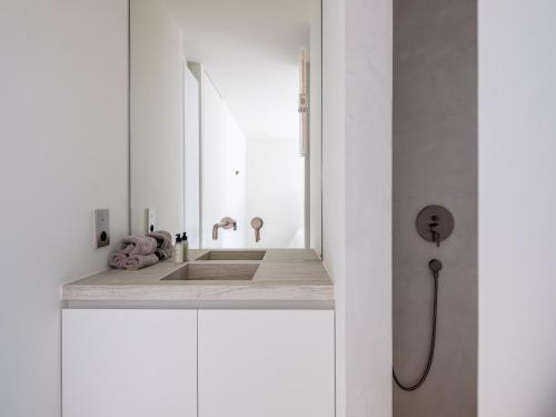 根特Maison N的白色的浴室设有水槽和镜子