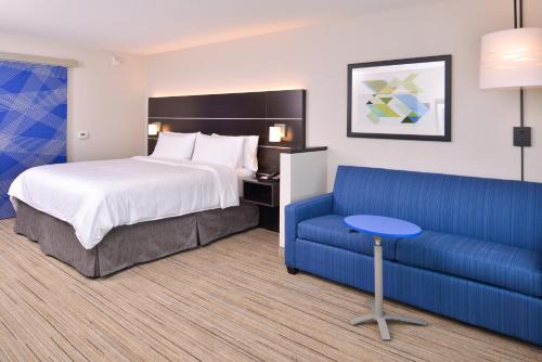 Holiday Inn Express & Suites - Olathe West, an IHG Hotel客房内的一张或多张床位