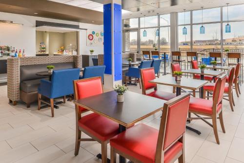 Holiday Inn Express & Suites - Kansas City - Lee's Summit, an IHG Hotel餐厅或其他用餐的地方