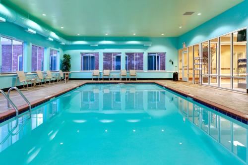 米灵顿-孟菲斯地区智选假日套房酒店内部或周边的泳池