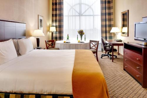 米灵顿-孟菲斯地区智选假日套房酒店客房内的一张或多张床位