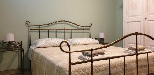 卡布拉斯西尼斯雕像旅馆的一间卧室配有一张带金属框架的床