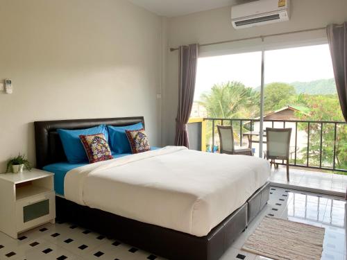 高兰洛美拉岛酒店的一间带大床的卧室和一个阳台