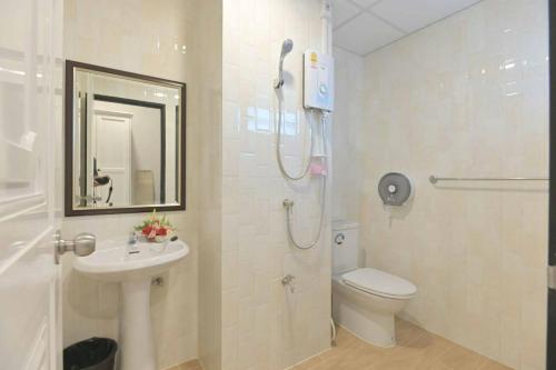 曼谷Parvena Ratchada的带淋浴、卫生间和盥洗盆的浴室