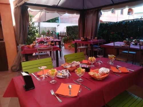 卡布拉斯西尼斯雕像旅馆的一张桌子,上面有红色的桌布和碗的食物