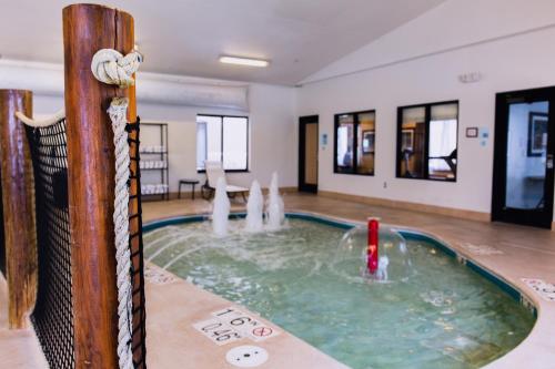 西德尼悉尼智选假日酒店及套房的一个带喷泉的游泳池,位于房间中间