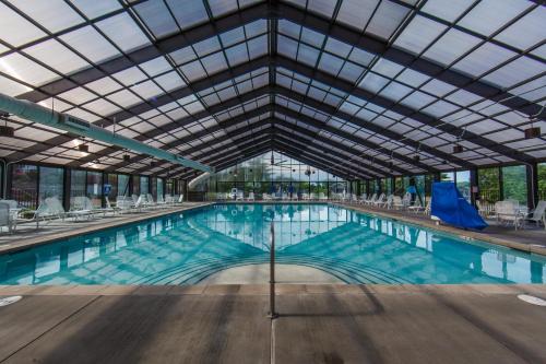 布兰森Holiday Inn Club Vacations Holiday Hills Resort at Branson an IHG Hotel的一个带玻璃天花板的大型游泳池