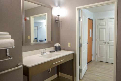 布卢明顿布卢明顿机场假日套房酒店的一间带水槽和镜子的浴室