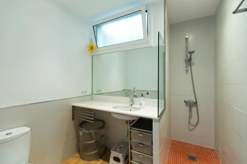 卡莱利亚德帕拉弗鲁赫尔El Niu的一间带水槽和镜子的浴室