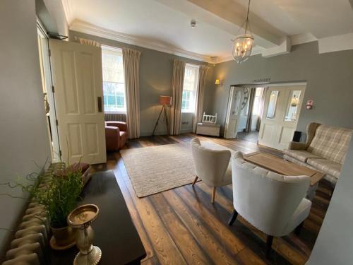 德比Kedleston Country House B&B的客厅配有沙发和桌椅
