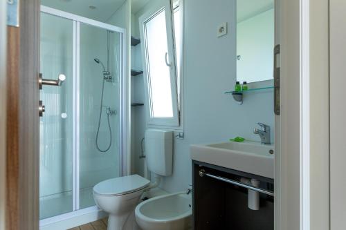 朱利亚诺瓦AQUA RESORT GIULIANOVA - Houseboat Experience的浴室配有卫生间、盥洗盆和淋浴。