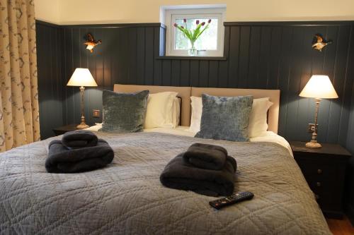 GlasburyCwmbach Lodge luxury B&B的一间卧室配有一张床,上面有两条毛巾