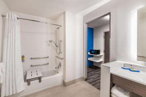 哈瓦苏湖城Holiday Inn Express & Suites Lake Havasu - London Bridge, an IHG Hotel的带淋浴和盥洗盆的浴室