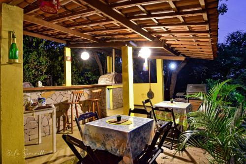 伦索伊斯Chalés Natora的一个带桌椅的庭院和一间厨房