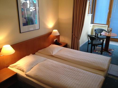 比克堡埃姆思科劳斯特酒店的酒店客房,配有两张床和椅子