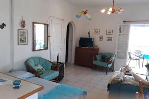 德里奥斯Village house in Paros的客厅配有沙发、椅子和电视
