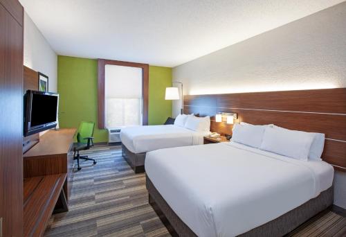 休斯顿休斯顿纪念公园区智选假日酒店的酒店客房设有两张床和一台平面电视。