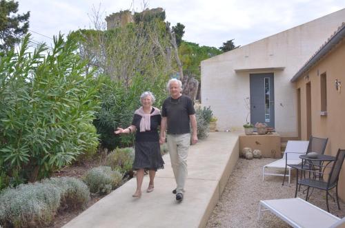 丰维耶L' Oustau Blanc B&B的一位老人和女人走过花园