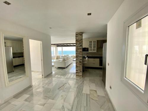 马贝拉Luxury Puerto Banus Penthouse With Parking & WI-FI的大型白色厨房享有海景