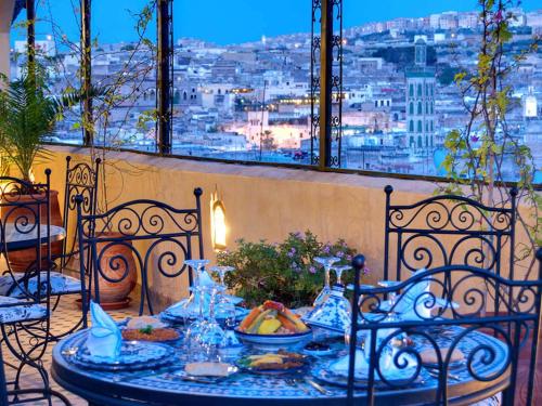 非斯Riad Rcif & Spa Originale的市景阳台的餐桌