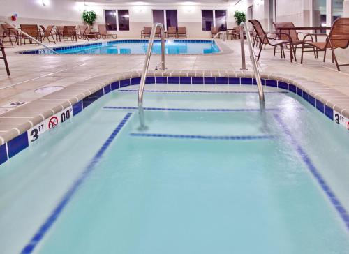 迪比克西部智选假日套房酒店内部或周边的泳池