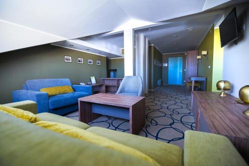 哈普萨卢弗拉马雷海水浴场Spa酒店的客厅配有沙发、椅子和桌子