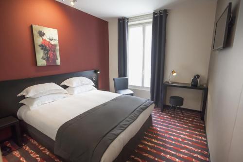 巴黎赫鲁斯酒店的一间卧室设有一张带红色墙壁的大床