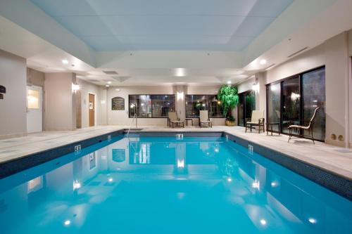 纽波特纽斯纽波特纽斯智选假日酒店的大楼内的一个蓝色海水游泳池