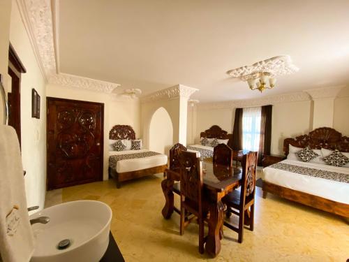 普埃布拉Hotel Royal Puebla的浴室设有1间带桌子和1张床的卧室