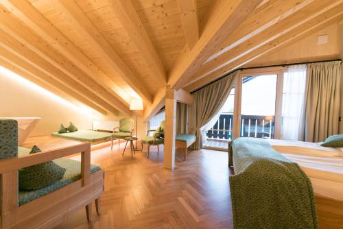 加尔米施-帕滕基兴加米斯切霍夫环保酒店 的客房设有床和大窗户。