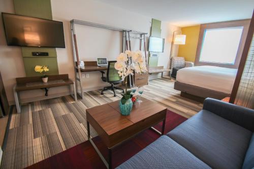 迈阿密迈阿密机场东套房智选假日酒店的酒店客房设有床和客厅。
