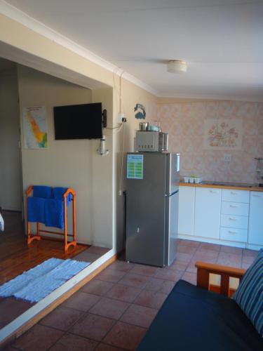 Doring BayThornbay accommodation的带冰箱的厨房和带桌子的厨房