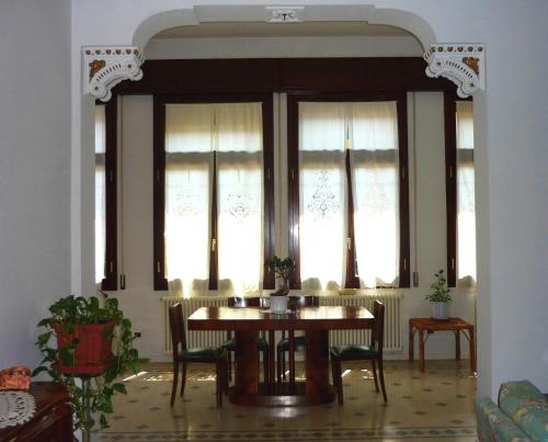 伊莫拉Il Giardino Segreto的一间带桌椅和窗户的用餐室