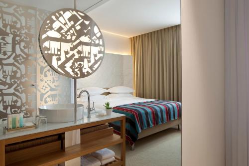 特拉维夫门德利大街酒店的酒店客房设有床、水槽和镜子