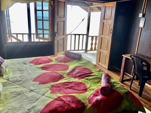 Beachfront Hut Upstairs Astra - Beach Shack Chalet客房内的一张或多张床位