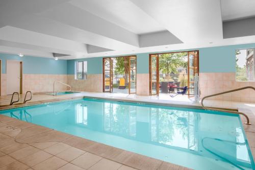 安大略安大略快捷假日&套房酒店的大楼内一个蓝色的大型游泳池