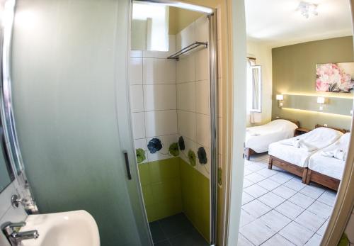 提诺斯Filoxenia的带淋浴和盥洗盆的浴室以及一间卧室