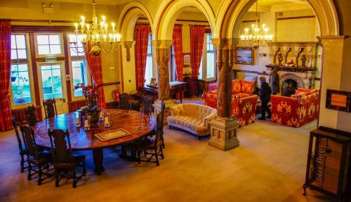 廷塔杰尔卡米洛城堡酒店的一间带桌椅的用餐室