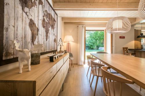 埃斯库瑙La Maison de Loup by Totiaran的用餐室配有大型木桌和椅子