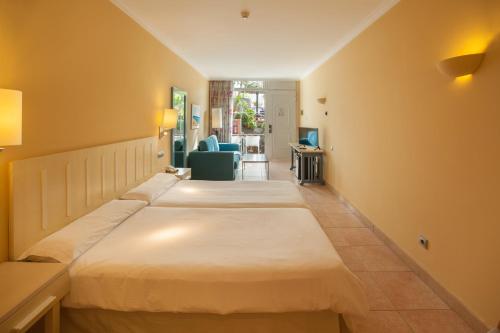 莫罗德哈布雷IFA Altamarena by Lopesan Hotels的带2张床的带客厅的客房