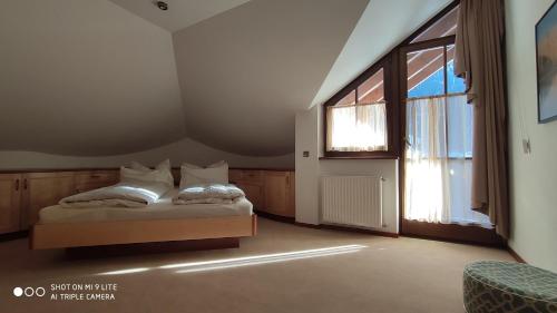 奥蒂塞伊Apartment Manuel的一间卧室设有一张床和一个大窗户